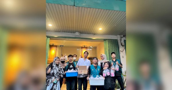 Tempat Pijat Refleksi Breaktime Turun ke Jalan, Bagi Takjil untuk Pengendara di Makassar