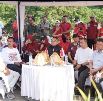 Kadispora Makassar Syamsul Bahri Dampingi Wali Kota Ikuti Jalan Sehat Bersama Warga Maccini Sombala