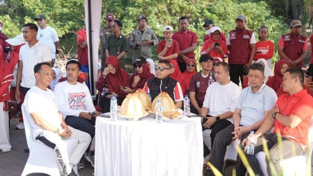 Kadispora Makassar Syamsul Bahri bersama Wali Kota Munafri Arifuddin mengikuti jalan sehat bersama warga Maccini Sombala.