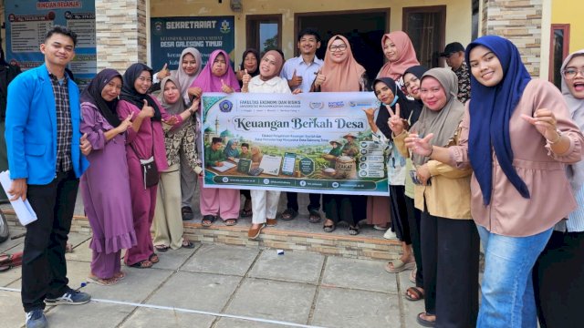 Tim Dosen Unismuh Makassar berfoto bersama perangkat Desa Galesong Timur usai pembukaan program &ldquo;Keuangan Berkah Desa