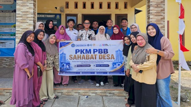 Ketua Tim PkM Dr. Mira, SE., M.Ak., Ak. didampingi pemateri Mellisyah, SE., M.Ak. saat membuka kegiatan &ldquo;PBB Sahabat Desa&rdquo; di Desa Galesong Timur, Takalar.
