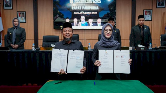 Gubernur Sulawesi Selatan Andi Sudirman Sulaiman bersama Ketua DPRD Sulsel saat menandatangani hasil kesepakatan pembahasan Ranperda Perubahan atas Perda Nomor 1 Tahun 2024 tentang Pajak Daerah dan Retribusi Daerah