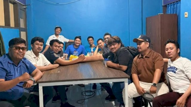 Ketua DPD KNPI Kota Makassar bersama peserta Panggung Aspirasi dalam menyikapi berbagai isu nasional