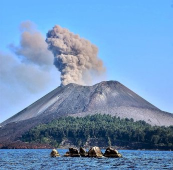 Badan Geologi Nyatakan Erupsi Menerus Gunung Anak Krakatau Berakhir