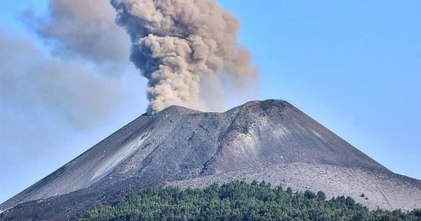 Badan Geologi Nyatakan Erupsi Menerus Gunung Anak Krakatau Berakhir