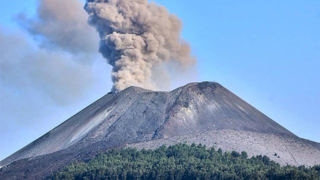 Badan Geologi Nyatakan Erupsi Menerus Gunung Anak Krakatau Berakhir