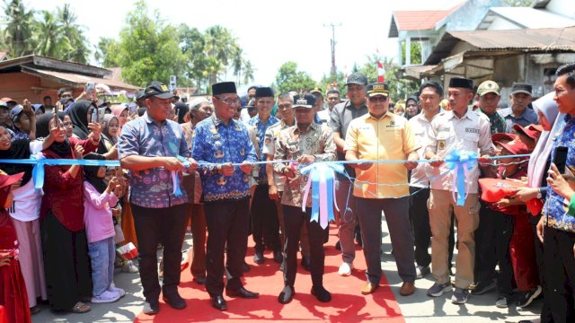 Bupati Bone, Andi Asman Sulaiman, saat meresmikan Ruas Jalan Lemo-Pasaka di Kecamatan Kajuara, Kabupaten Bone.