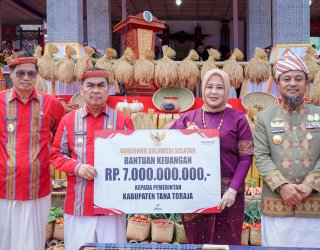 Gubernur Andi Sudirman Serahkan BK Rp7 Miliar, Bantuan Pertanian hingga Hibah Rumah Ibadah untuk Tana Toraja
