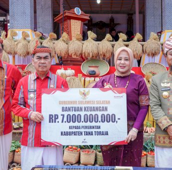 Gubernur Andi Sudirman Serahkan BK Rp7 Miliar, Bantuan Pertanian hingga Hibah Rumah Ibadah untuk Tana Toraja