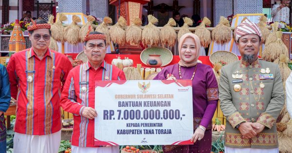 Gubernur Andi Sudirman Serahkan BK Rp7 Miliar, Bantuan Pertanian hingga Hibah Rumah Ibadah untuk Tana Toraja