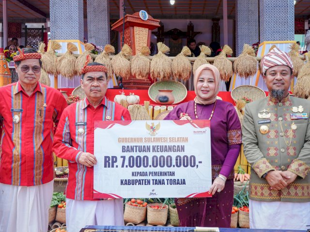 Gubernur Andi Sudirman Serahkan BK Rp7 Miliar, Bantuan Pertanian hingga Hibah Rumah Ibadah untuk Tana Toraja