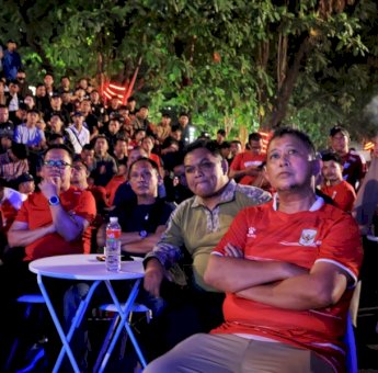 Dispora Makassar Sulap Halaman Balai Kota Jadi Stadion Mini, Warga Nobar Final ASEAN Cup