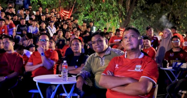 Dispora Makassar Sulap Halaman Balai Kota Jadi Stadion Mini, Warga Nobar Final ASEAN Cup