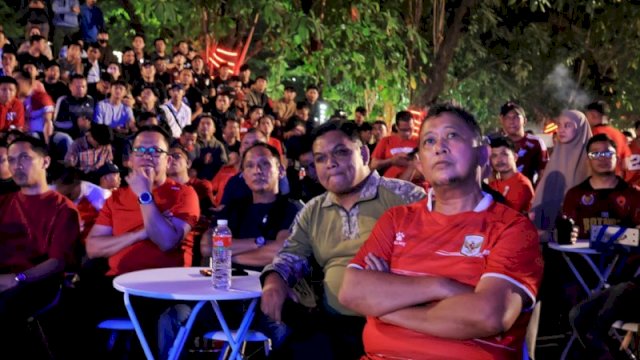 Dispora Makassar Sulap Halaman Balai Kota Jadi Stadion Mini, Warga Nobar Final ASEAN Cup