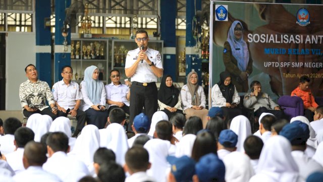 Sekretaris Daerah (Sekda) Kota Makassar, Andi Zulkifly Nanda, bersama jajaran perangkat daerah membagikan masker kepada siswa SMP Negeri 6 Makassar.